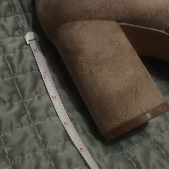 🏷Gorgeous Taupe Boots w/ gold accents chain - Picture 3 of 3